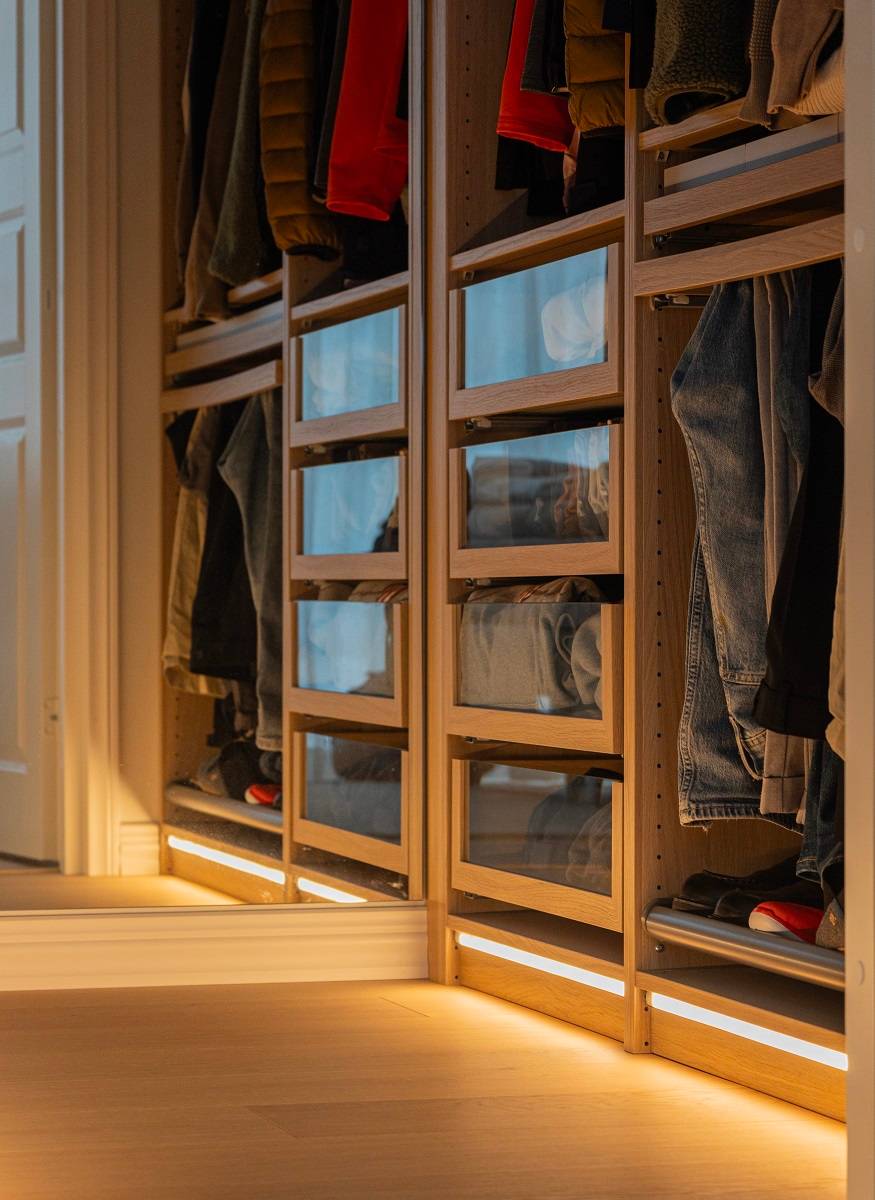 Šatní skříň s led páskem na podlaze hranice